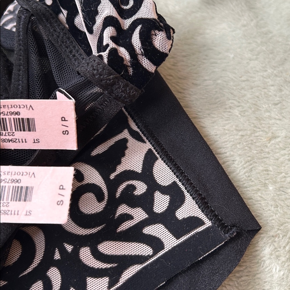 Victoria's Secret Black and Cream Bra Set - Picture 3 of 3
